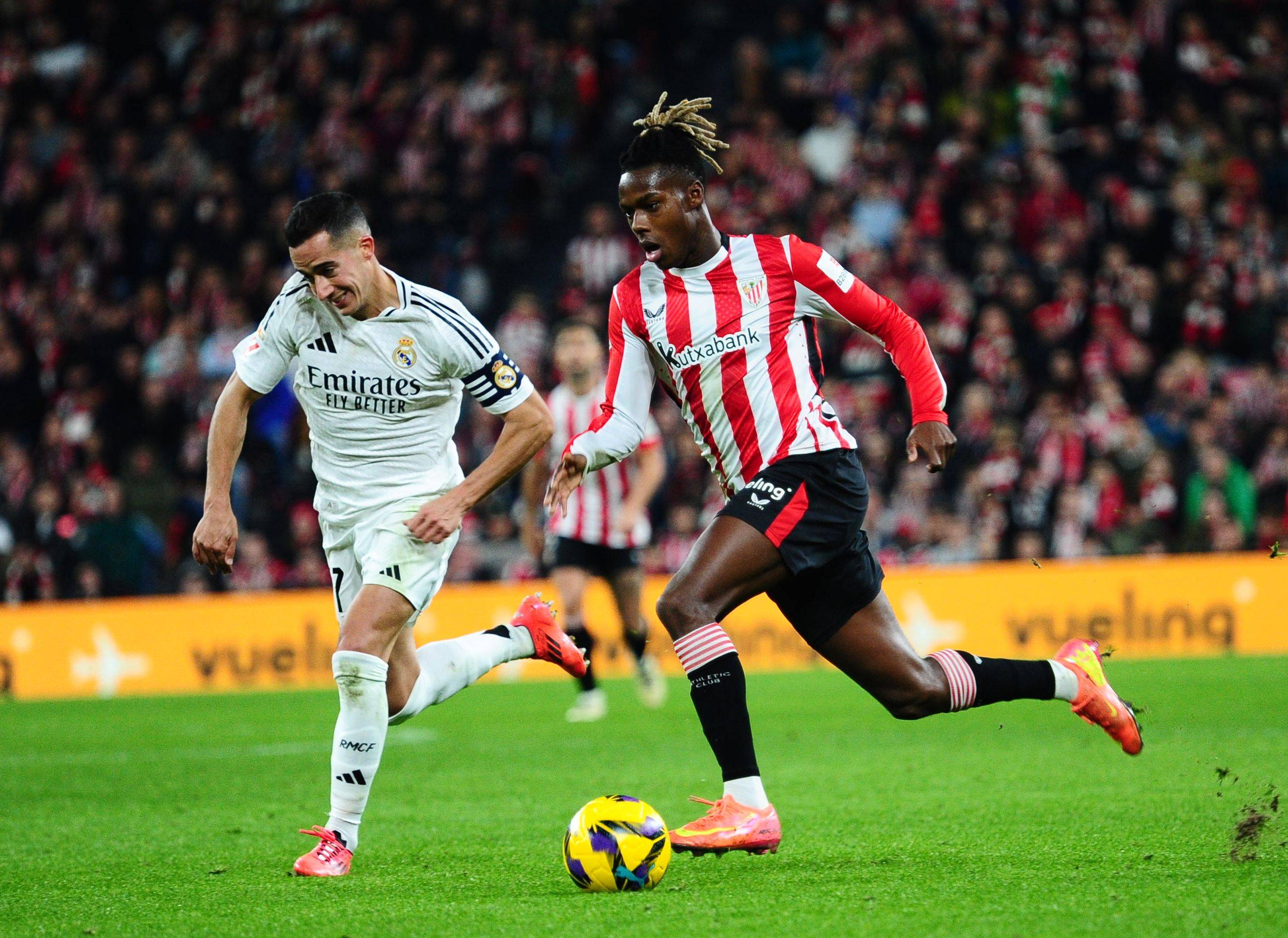 心情不错！知名说唱歌手Jay-Z现身湖人主场观看NBA杯