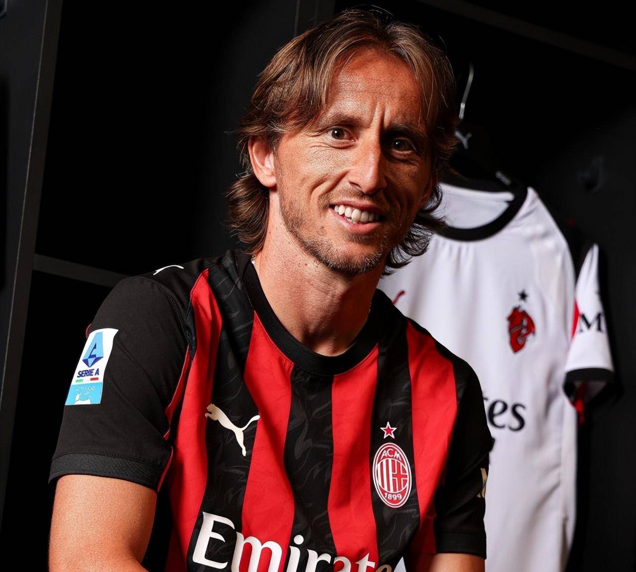 官方：鸟栖砂岩与主帅小菊昭雄续约至26／27赛季结束