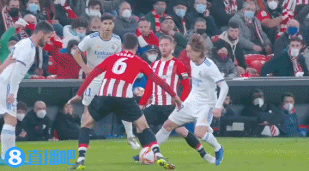 萨拉维亚：恩里克打造球队的方式非常出色，他尊重每一位球员